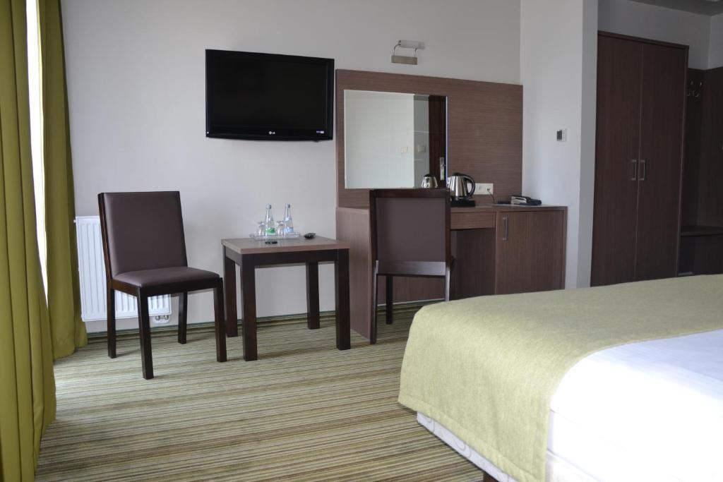 Hotel Pod Debem Tarnów Quarto foto