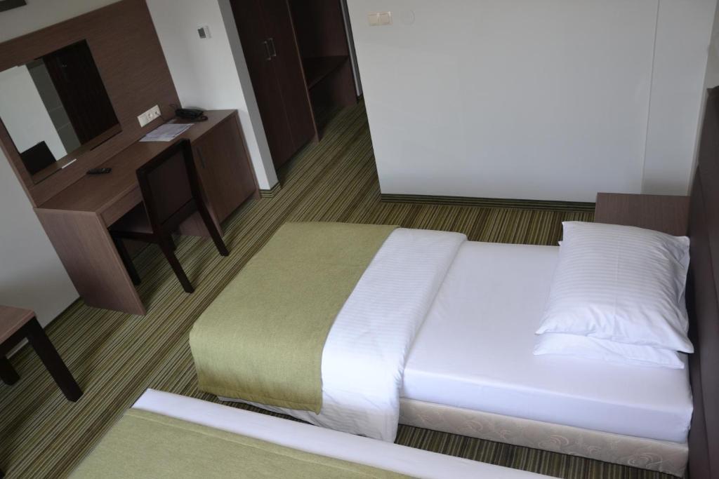 Hotel Pod Debem Tarnów Quarto foto